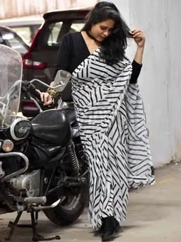 White Classic Chic Georgette Saree with Unstitched Blouse